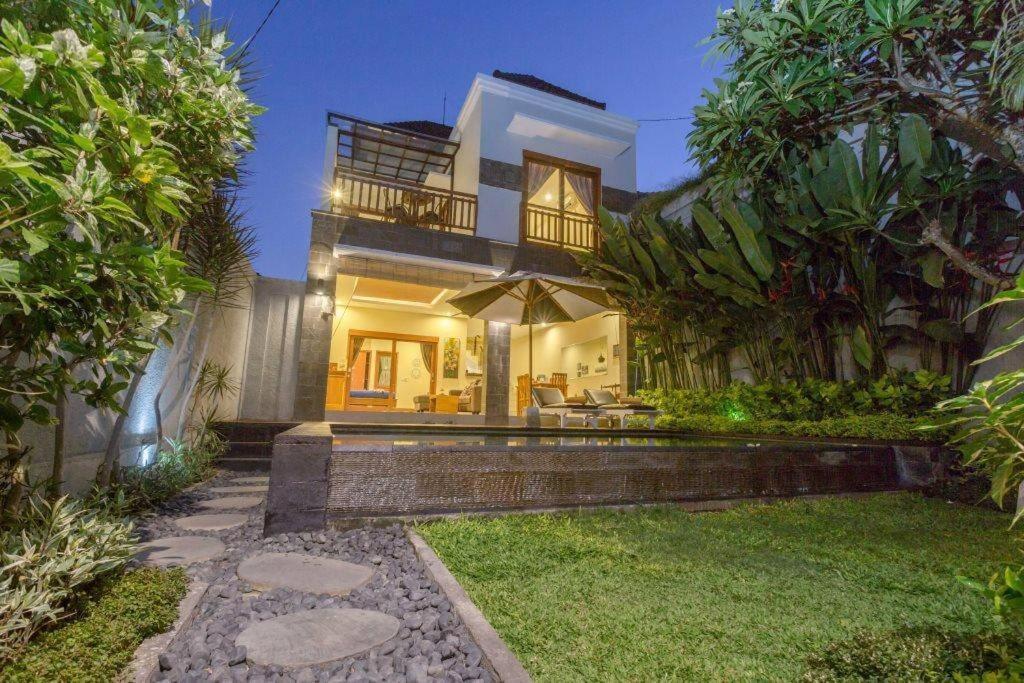Villa Hitam Putih Legian Bali Семиняк Екстериор снимка